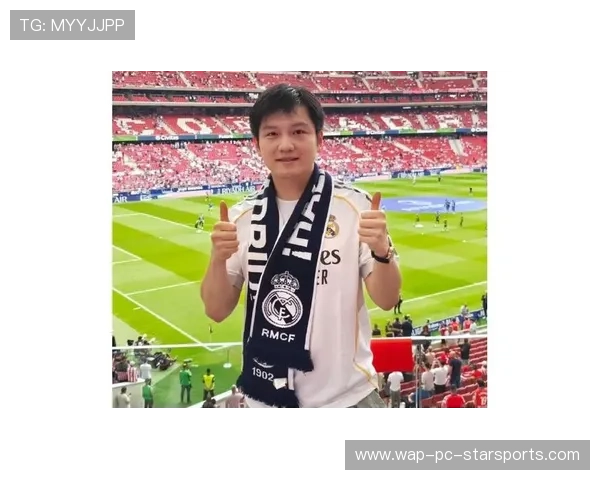 樊振东现场看球，笑容灿烂感染球迷，樊振东打球的风格让我感觉他是